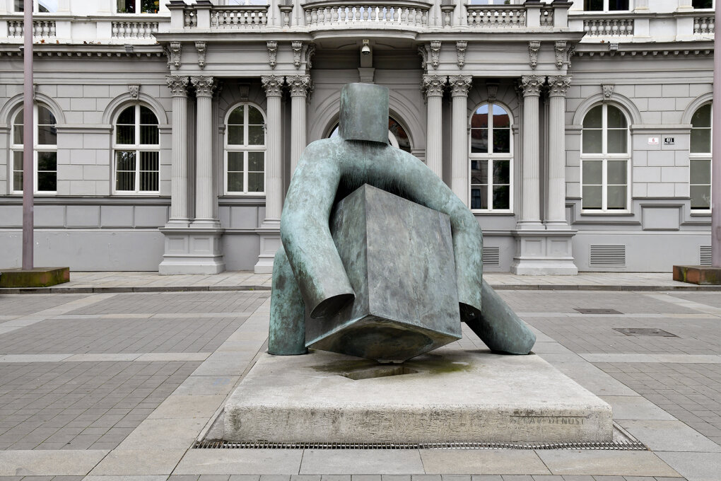 Procházka po sochařských realizacích Maria Kotrby v&nbsp;Brně